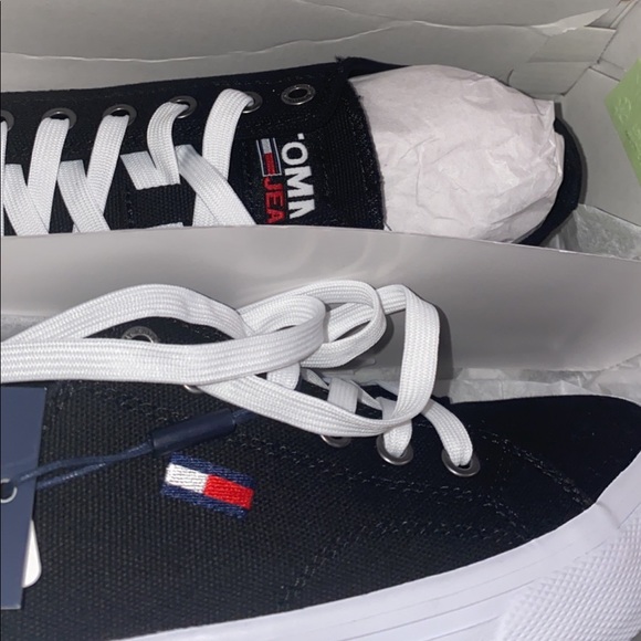 Tommy Hilfiger
Wmns Long Lace Up Vulc- Never worn- purchased from JD sports - Picture 2 of 4